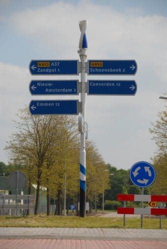 Vertical-axis wind turbine on top of a sing pole 