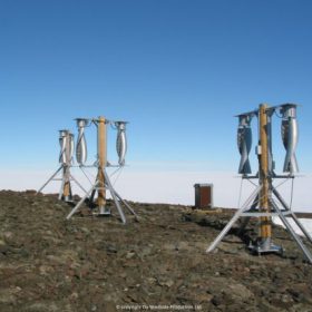 Kuusi WS-0,30A tuuliturbiinia Aboa -asemalla Antarktiksella. Kuva: Petri Heinonen.